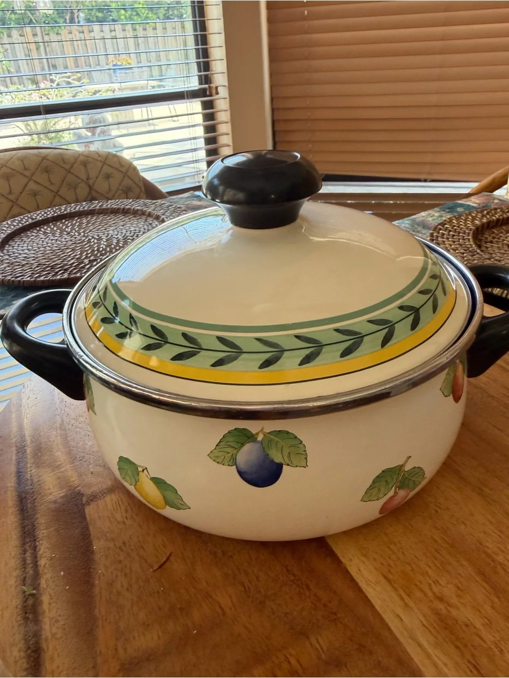 Villeroy & Boch Germany Cream Enamel Fruit-Pattern Stockpot 4 quart with Lid